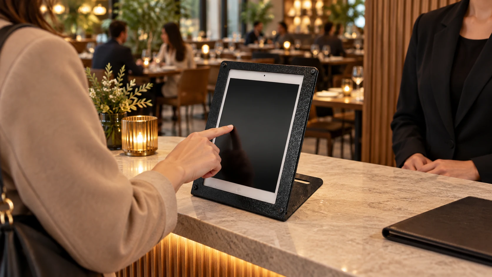 Suporte de Tablet Vertical para Mesa — Confirmação de reservas em restaurante